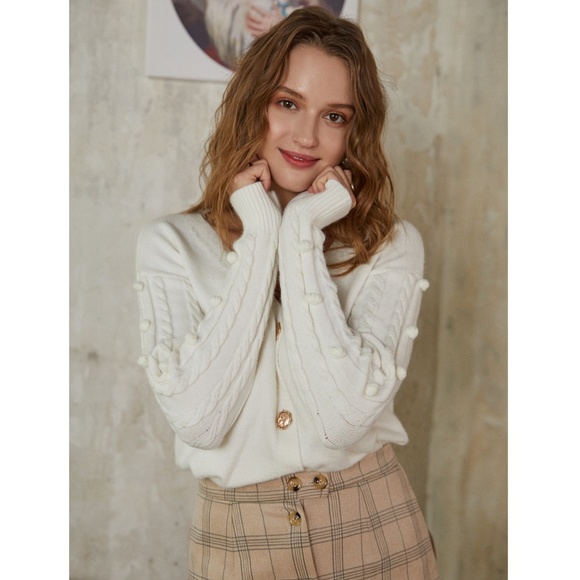 🎥 White Pom Pom Detail V-Neck Button Cardigan - Picture 13 of 17